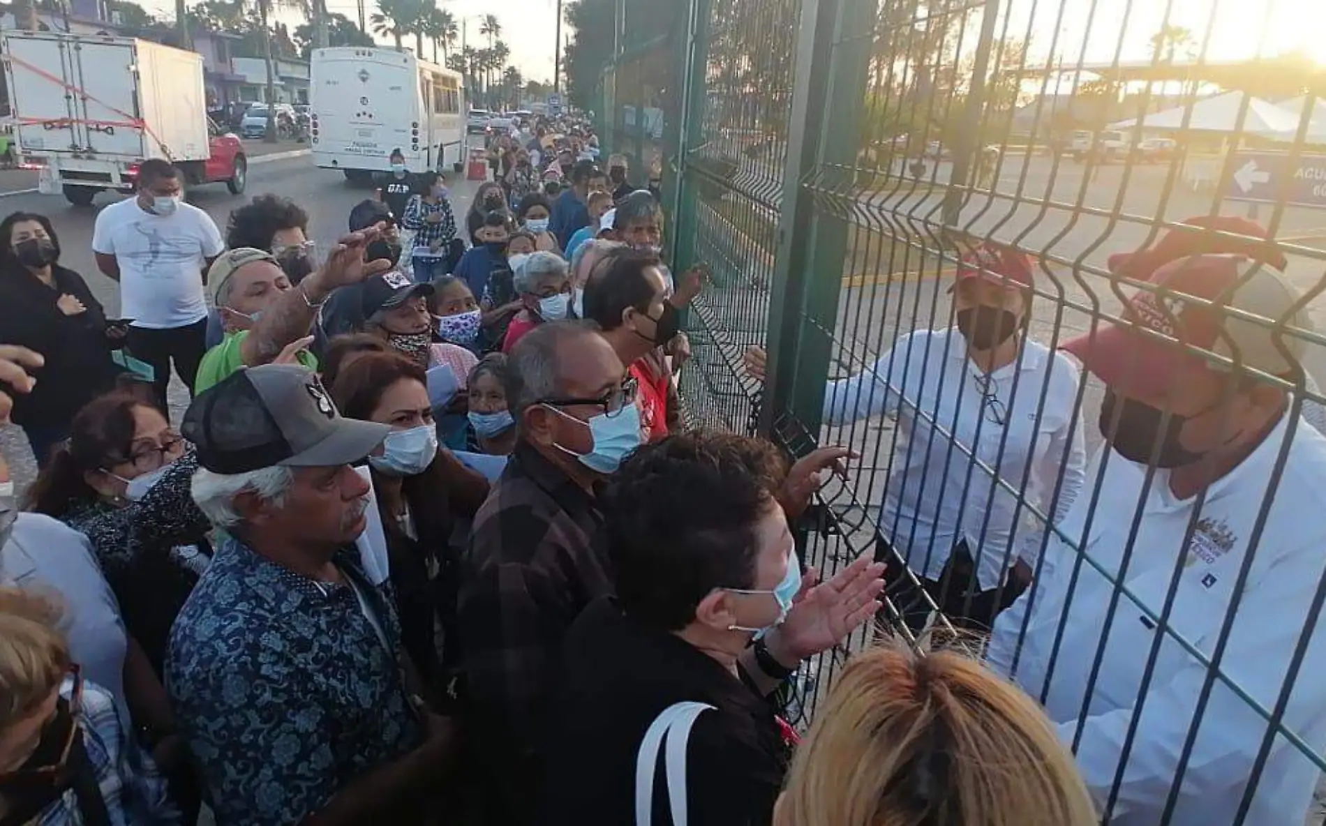 Se acaban vacunas anticovid en Tampico, abuelitos bloquean el bulevar